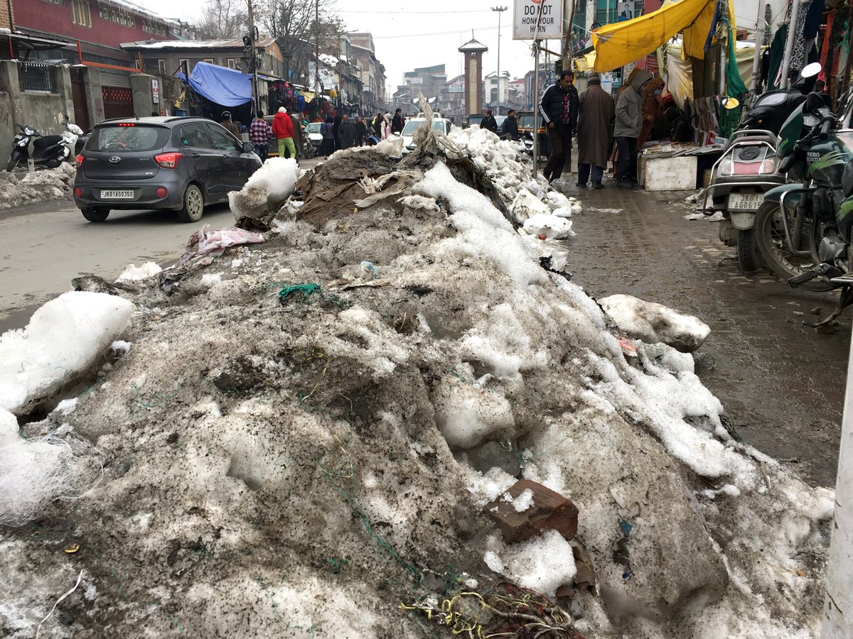 Kashmir_Monitor's tweet image. #Winterwoes
Heaps of soiled #snow lying on footpaths and roadsides in Srinagar refuse to melt even nearly a month after #Kashmir witnessed a heavy snowfall on January 4-5

Photos: KM/@UmarGanie1 @srinagaradmin @Junaid_Mattu @listenshahid
