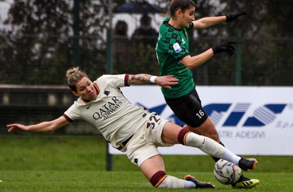 ElenaLinari's tweet photo. Vittoria importante su un campo difficile. Ma siamo solo a fine 1º tempo. Con questa grinta e questa determinazione però possiamo toglierci tante soddisfazioni!! 💛❤️ @OfficialASRoma #CoppaItalia #FlorentiaRoma #quartidifinale #el32 https://t.co/5lsVkzl0NS