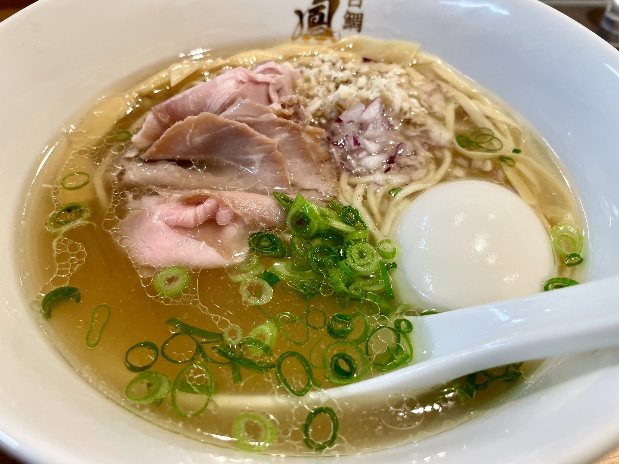 Daibar ランナー らぁ麺 鳳仙花 横浜店 本日オープン 味玉金目鯛らぁ麺 特価600円 くーーーっ めっちゃ美味ーーーい 鯛の旨みがたっぷりクリアなスープ 香ばしさもいいアクセント 全粒粉の細麺は小麦の香り レアチャーは