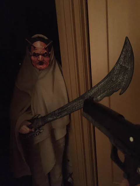 『豆まきとかハロウィンの時、妻が鬼のコスプレして襲ってくるんだよね…』っていうと『え〜いいなぁ〜』って言われるんですが、皆様が想像しているであろうコスプレが画像1枚目、実際の映像は画像2〜4枚目です。 