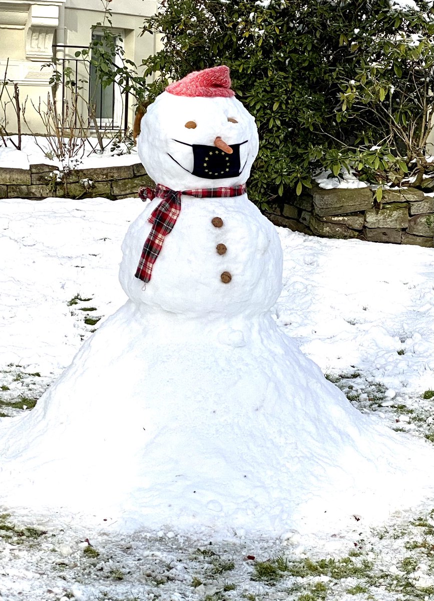 Viele Schneefrauen fragen sich noch immer, wie ein Mund-Nasen-Schutz korrekt anzubringen ist...