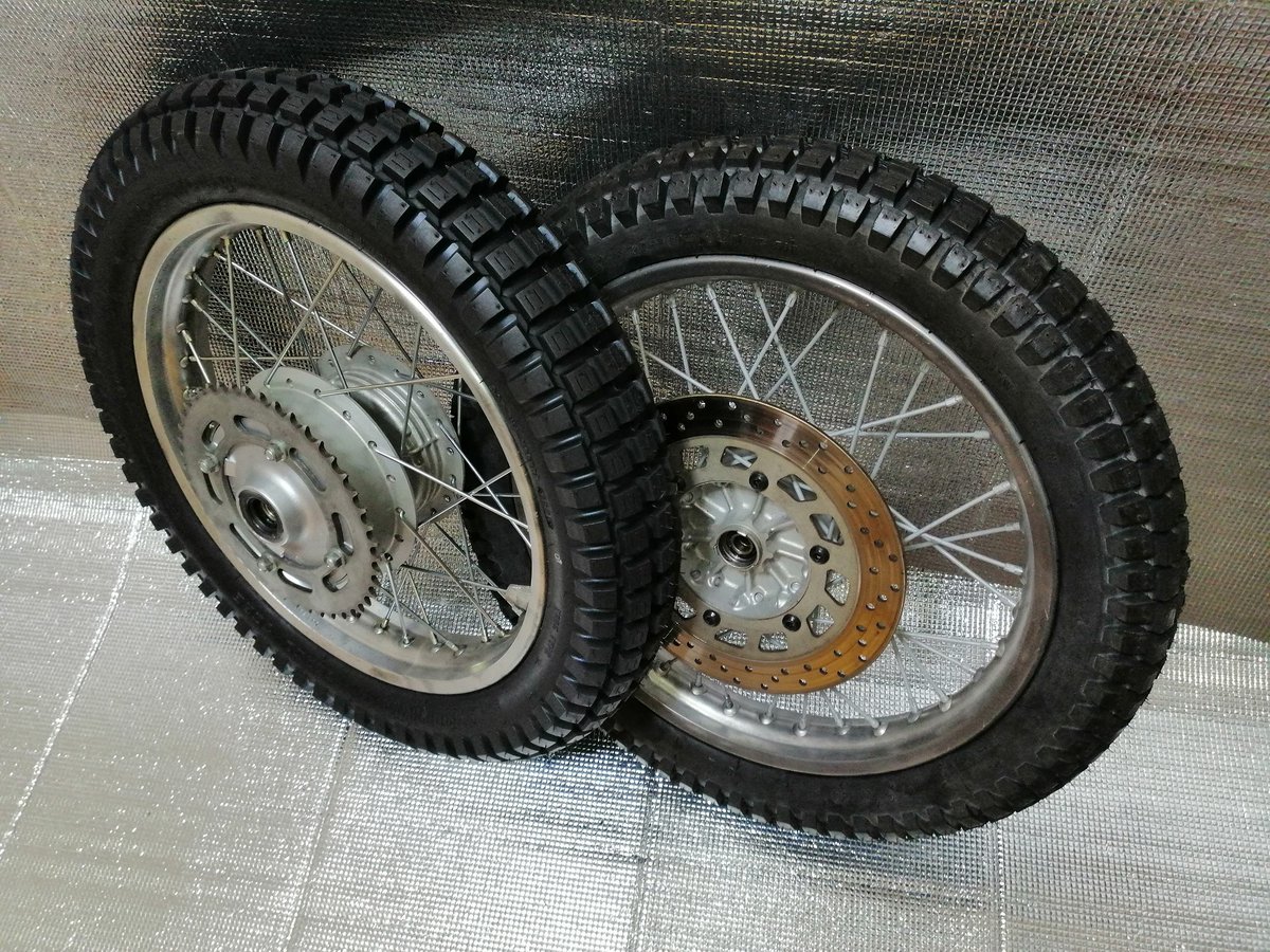 SRV250S_BB's tweet photo. どっちの4DNに装着しようか...
実はまだ悩んでる。
#4DN
#SRV250
#Renaissa
#Shinko
#SR241 https://t.co/9BOfvcgsmA