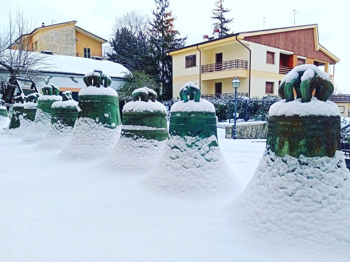 Scherzi di neve ❄️😁

#pontificiafonderiamarinelli #campane #agnone #fonderia #neve #snow #molise