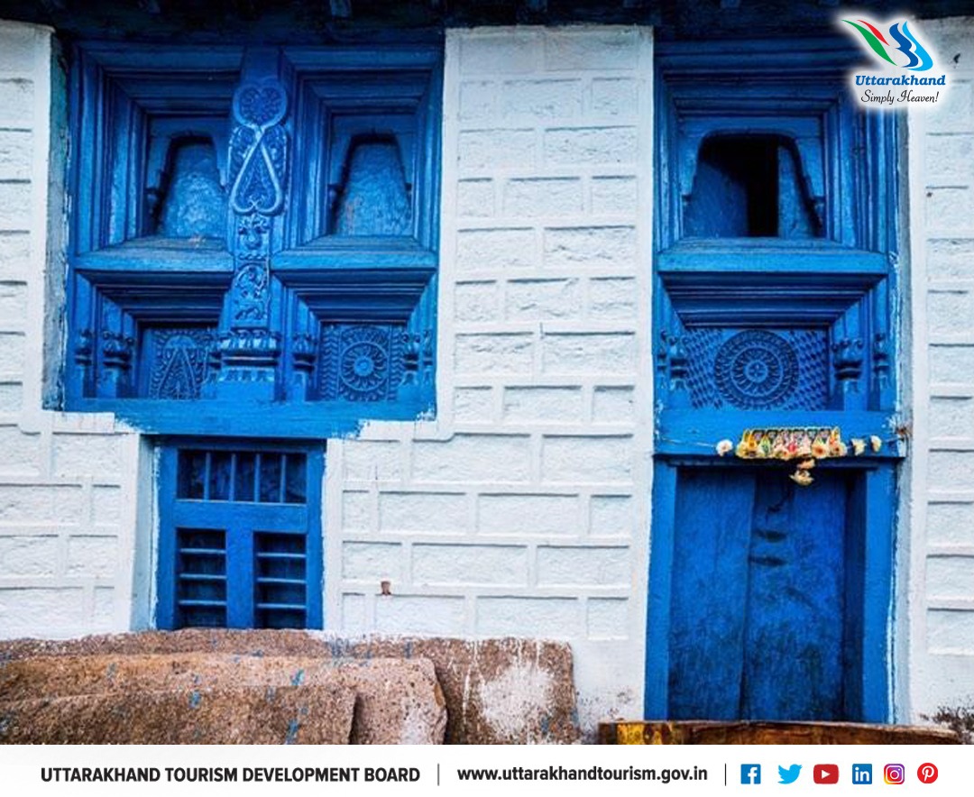 UTDBofficial's tweet photo. Kholi wood carving on doors, windows and ceilings is a special feature of houses in the Kumaun region of Uttarakhand. #uttarakhandtourism #uttarakhandcraft #localcraft #Kumaon #Uttarakhandculture #uniqueart #amazingland #dekhopanadesh #localartists #tradition #doorsofuttarakhand https://t.co/X6SbhhzZuK