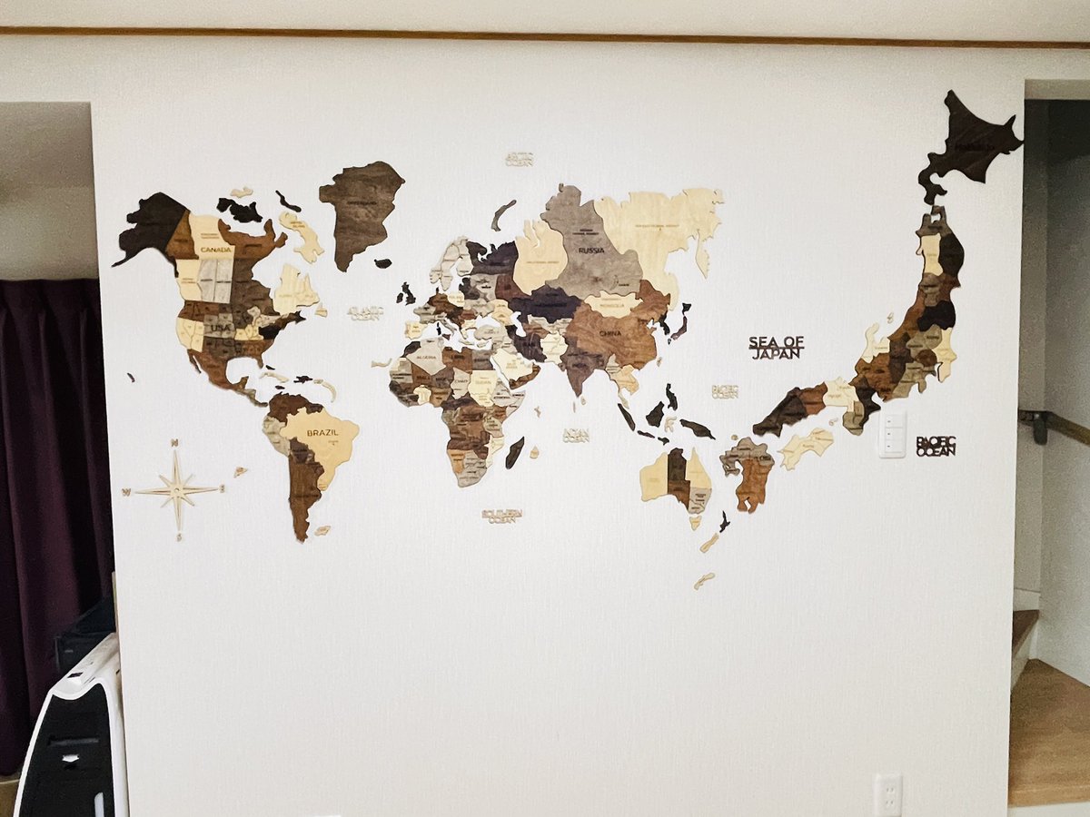 ifarmjp's tweet image. 研修生ハウスに、木製の世界＆日本地図貼り付けた！
海外からの研修生や歴代スタッフの写真＆メッセージも残していく！
#石原果樹園
#themap