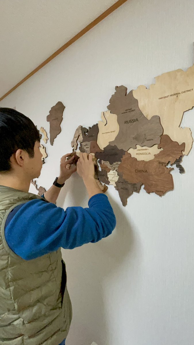 ifarmjp's tweet image. 研修生ハウスに、木製の世界＆日本地図貼り付けた！
海外からの研修生や歴代スタッフの写真＆メッセージも残していく！
#石原果樹園
#themap