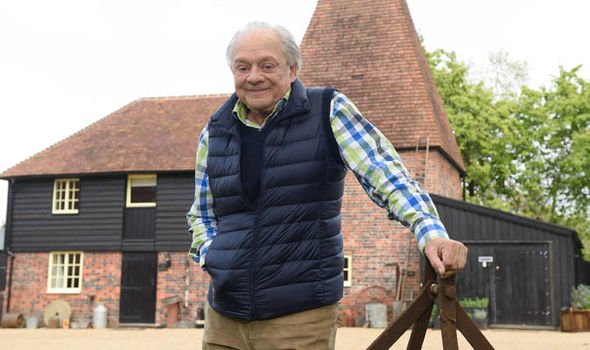 Happy 81st Birthday to the legendary Sir David Jason!

This fan has made a gigantic Pina Colada in his honour 😂👌 youtube.com/watch?v=jqLjon…