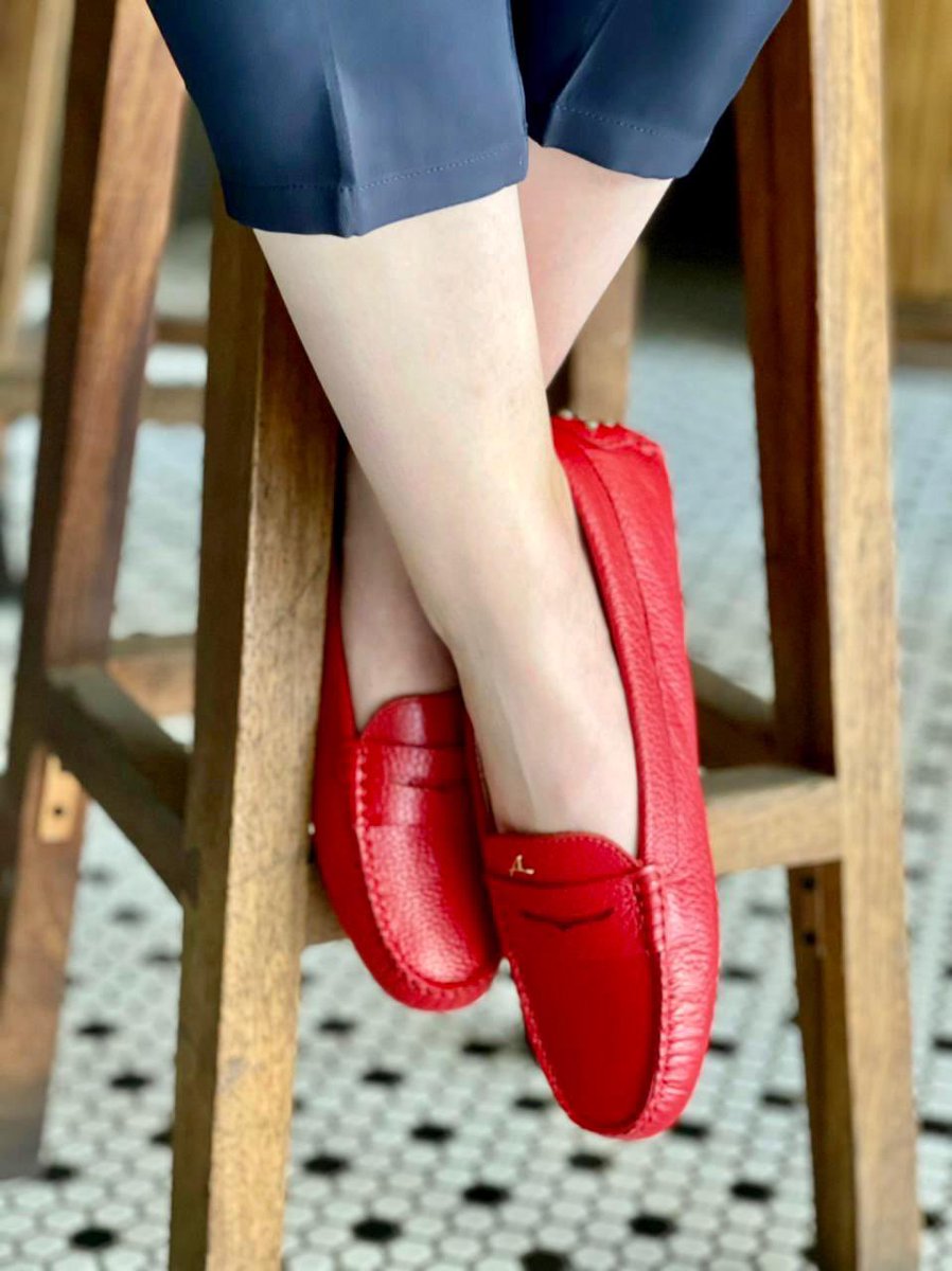 “I've learned that making a 'living' is not the same thing as 'making a life”.
—Maya Angelou.

Happy #RedShoeTuesday! 

#inspirationalquotes #mayaangelou #leadership #inclusionisnotonpause #trailblazers 

Photo/shoes: #fiammastudio