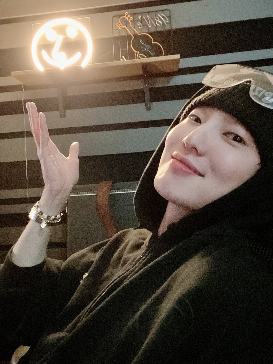 official_yoon_'s tweet photo. 슬슬 작업실이 하나씩 하나씩 완성되어갑니다 하하 아니 근데 팬텀싱어 다음주부터 나올 줄 알았는데;; 당황😅 https://t.co/SGyt5eIlz0