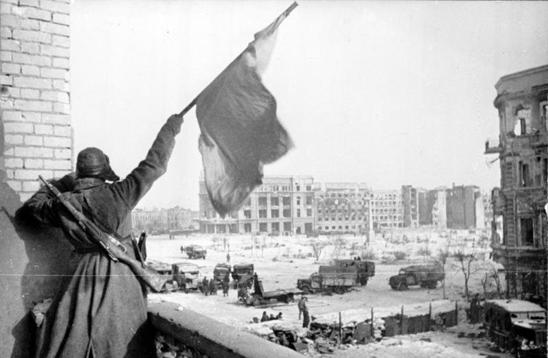 2 февраля 1943 года завершилась Сталинградская битва.

Победа Советского Союза в Сталинградской битве послужила важным этапом к окончательному поражению фашистской Германии в 1945 году.
.
•
°
#ВОВ #Сталинград #война #СталинградскаяБитва #победа #СССР #Россия #история #календарь