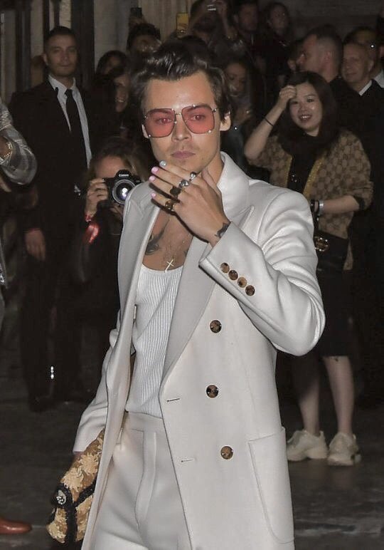 ~ harry styles looking like a daddy ; a thread ~