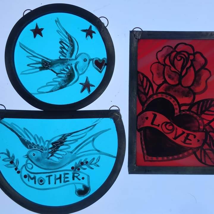 gallusglass1's tweet photo. Looking for unique Valentine's &amp; Mother's Day gifts? These new designs can be made to order, if you're quick!! #lockdownmum #mothersday #valentinesday2021 #madeinscotland #scottish #glassart #swallows https://t.co/qIyuCSTPpk