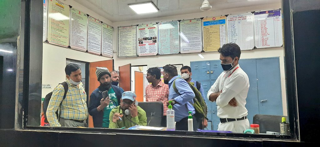puneet_sapaliga's tweet photo. @vishalpise @shelkesunilanna @CMOMaharashtra @RRPSpeaks @AjitPawarSpeaks @OfficeofUT @uddhavthackeray @AUThackeray @BalaBhegade @MPShrirangBarne @Central_Railway @GM_CRly @advanilparab @AnilDeshmukhNCP लोणावळा पुणे लोकल सेवा सामान्य प्रवाशांसाठी बंद असल्याने सगळ्यांचं गैरसोय होत आहे। 
छायाचित्र: आज दिनांक २ फेब्रुवारी रोजी सायंकाळी ७:३० वाजता लोणावळा प्रवाशी संघातील मेंबर्स लोणावळा स्टेशन प्लॅटफॉर्म १ वर येऊन स्टेशन मास्तर कडे लवकरात लवकर लोकल ट्रेन सुरू करण्याची मागणी करताना। https://t.co/X6upDMfATh