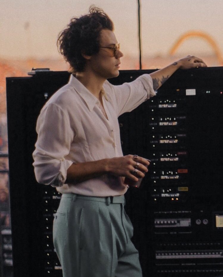 ~ harry styles looking like a daddy ; a thread ~