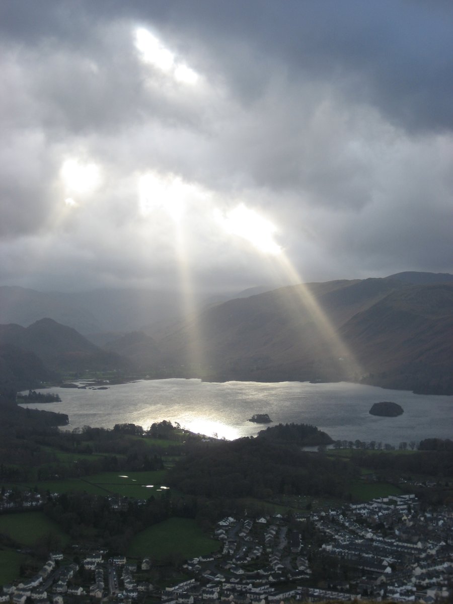 MarekBidwell's tweet photo. On an otherwise wet &amp; cloudy day, heaven's light transfigured Derwent Water on this walk up #Latrigg in Dec 2006. #LakeDistrict #NorthernFells

AW: "Latrigg is a place to visit time &amp; time again, for the scene is never quite the same but always fresh and exciting"

#MemoryWalks https://t.co/CZw7R6ibQd