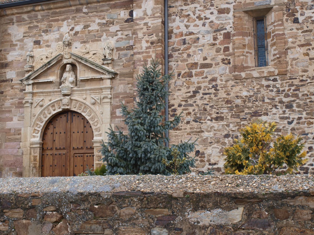 caminodelaplata's tweet photo. ¿Reconoces esta puerta? Es de la Iglesia de San Salvador, en La Bañeza✨Situada en plena #viadelaplata, fue el primer hospital y refugio de peregrinos del que se tiene constancia en los escritos y dio su origen a la #LaBañeza
#iglesiadesansalvador #cyleon #laviadelaplata #etapa26 https://t.co/UHRPXdnb67