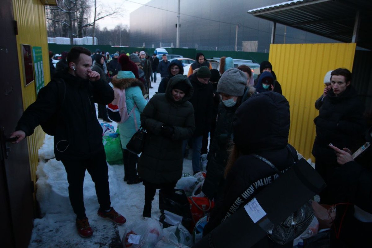 novaya_gazeta's tweet photo. «Новая» узнала, что в спецприемник в Сахарово приехал один автобус и два автозака с задержанными участниками акции 31 января. 
По примерным подсчетам, в автобусе находятся от 30 до 50 человек

Фото: Светлана Виданова/ «Новая газета»

https://t.co/8t1QPuIkoK https://t.co/jt88DYa72N