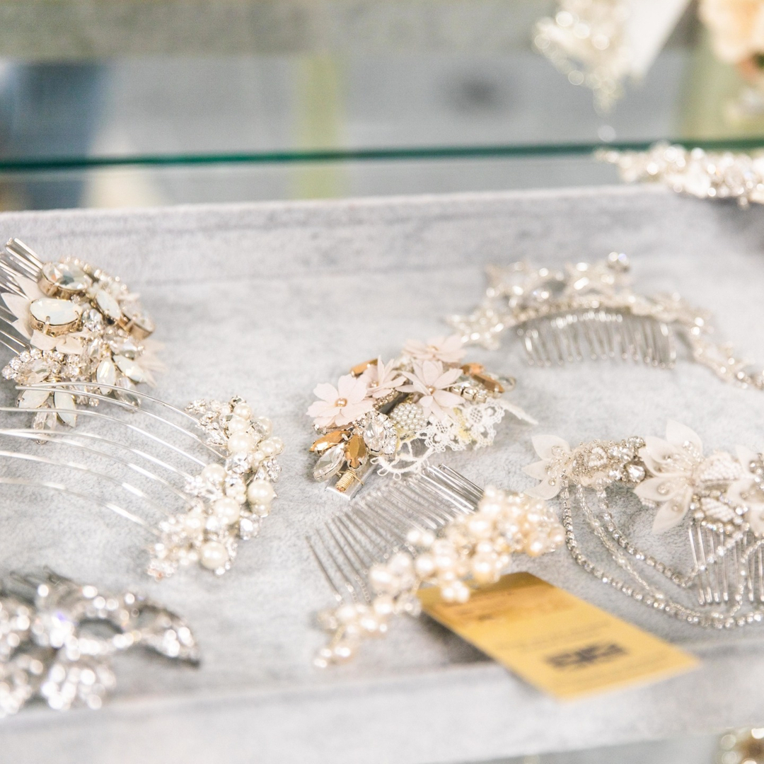 beasbridal's tweet photo. Sparkly tiaras, pretty combs, beaded hairbands, floral vines, pearly hairclips - there's so many hair accessories to choose from. If you're not sure which is the right style for you, ask us and we can lend you some for your hair trial so you can test them out!
📸: @ditabowenpho https://t.co/889RWfriwH