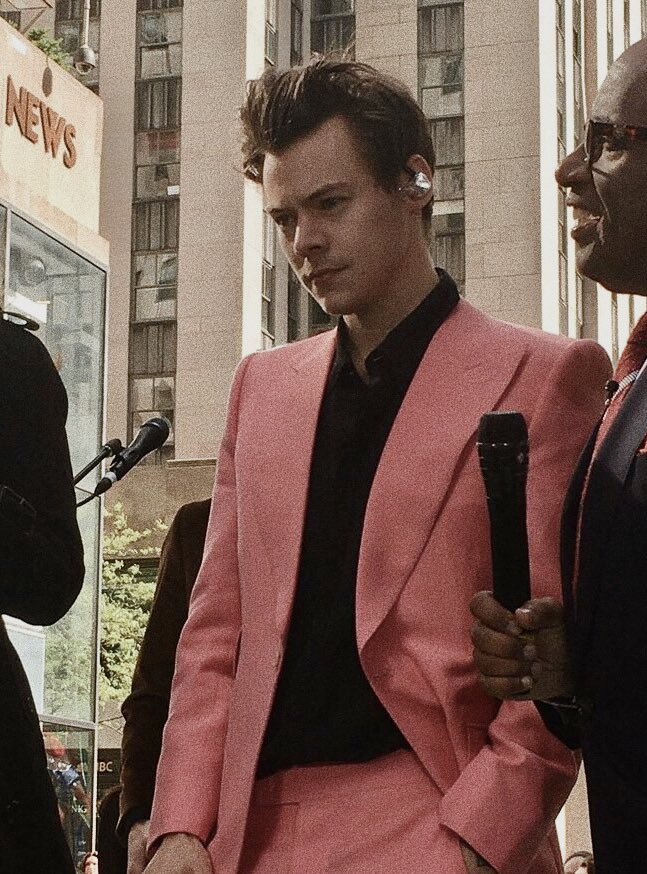 ~ harry styles looking like a daddy ; a thread ~