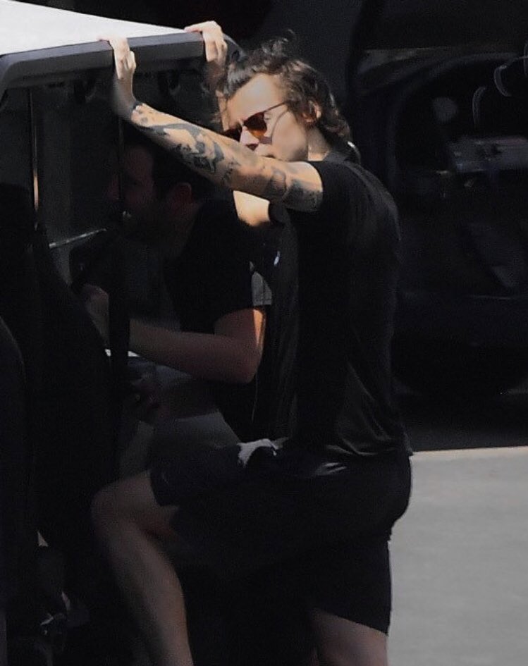 ~ harry styles looking like a daddy ; a thread ~