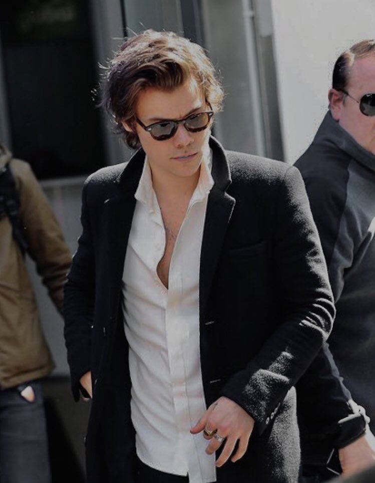 ~ harry styles looking like a daddy ; a thread ~