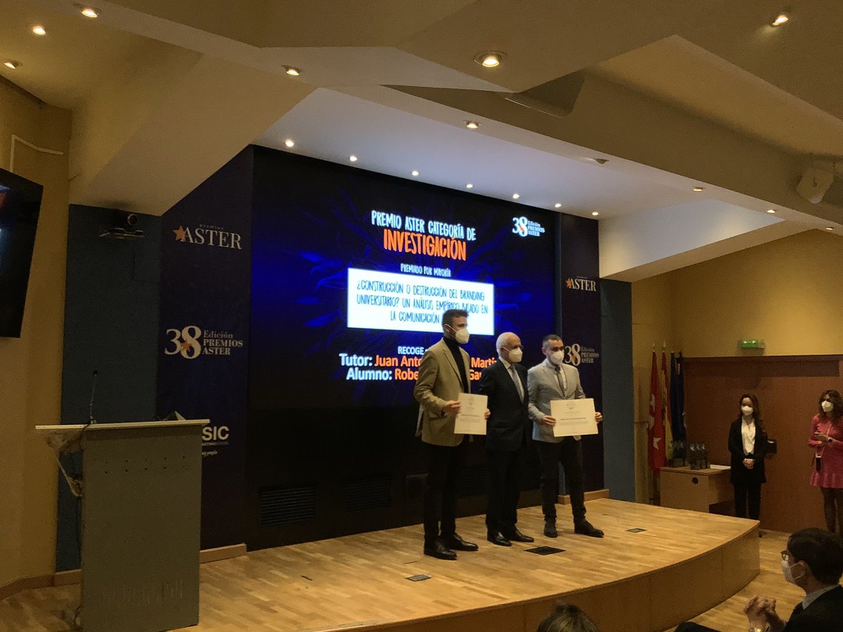 Recoge el #PremioAster el alumno de la Universidad de Castilla la Mancha Roberto Santos Garcia. lo hace junto a su tutor Juan Antonio García Martín