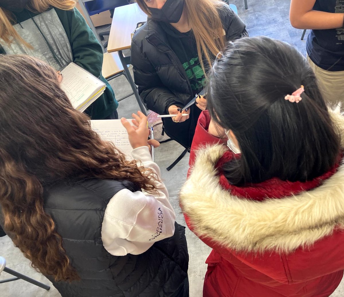 MsMartaLujan's tweet photo. Los estudiantes de #IB de @ASBschool han comenzado en #LenguaYLiteratura #EspañolA a discutir sobre la #Justicia a través de #FlashDebates. Gracias, @MaryEhrenworth for all the learning at the #ArtOfArgumentation Institute! #RadicalListeners #SocialJustice #BestPractices #tcrwp https://t.co/4fy1O0wEts