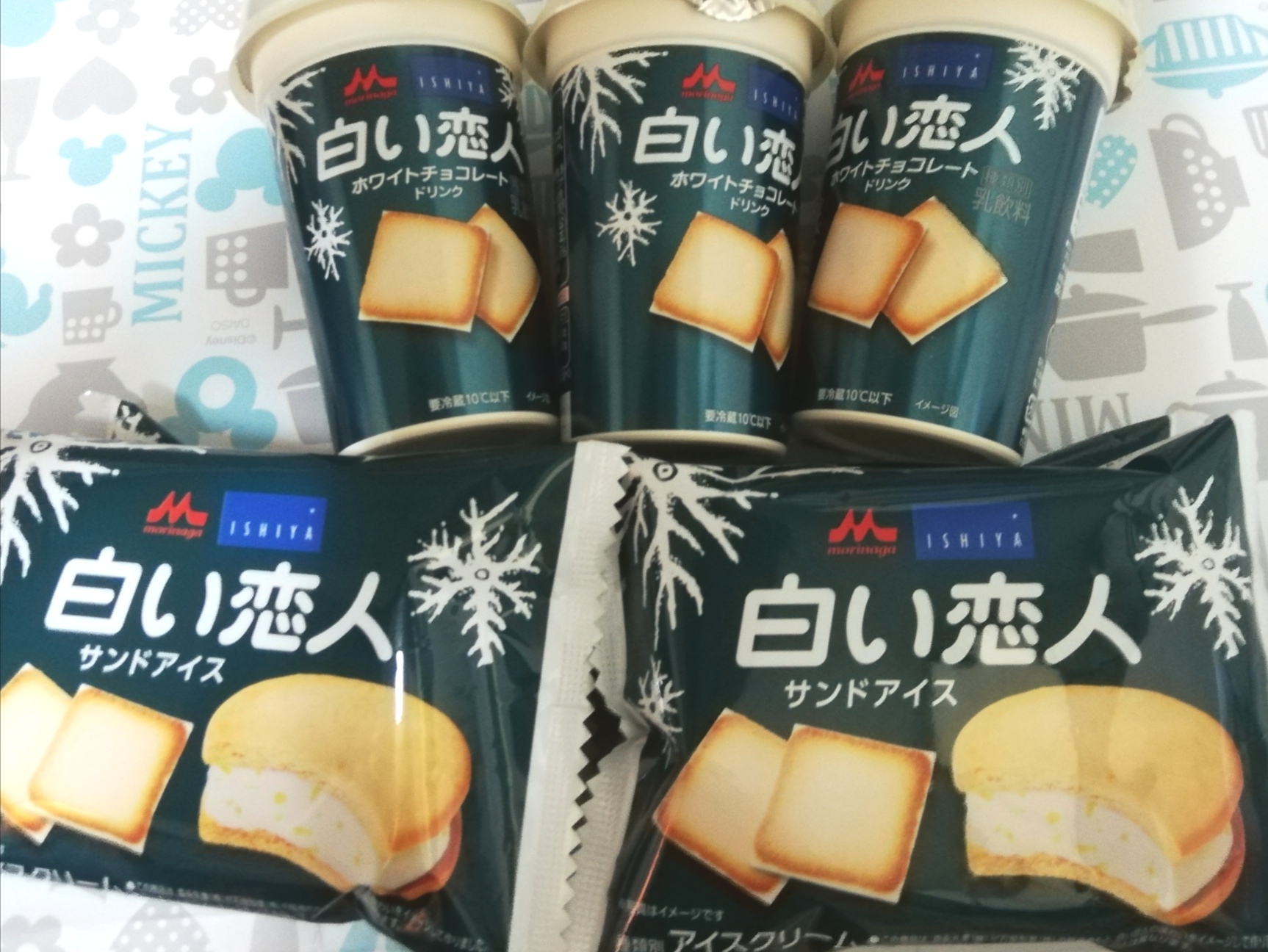 白い恋人 Ishiya 公式 白い恋人ホワイトチョコレートドリンク は 白い恋人のホワイトチョコのおいしさを表現した甘くてコクのあるドリンクに ラング ド シャをイメージしたフレーバーをほんのり加えたチルドカップ飲料 こちらも白い恋人の