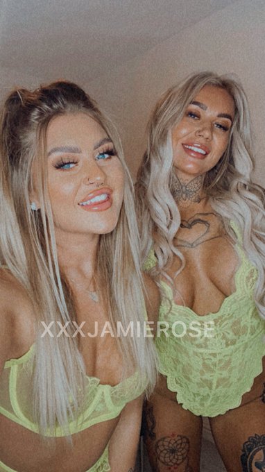 Rt if you&rsquo;d kiss us x https://t.co/t4mb3sl5Yl