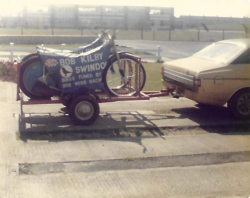 @UprightSpeedway I imagine dad used to get a lot of people pulling alongside giving him a beep & the thumbs up back in the yellow Capri & #trailer days 👍 #transporttuesday