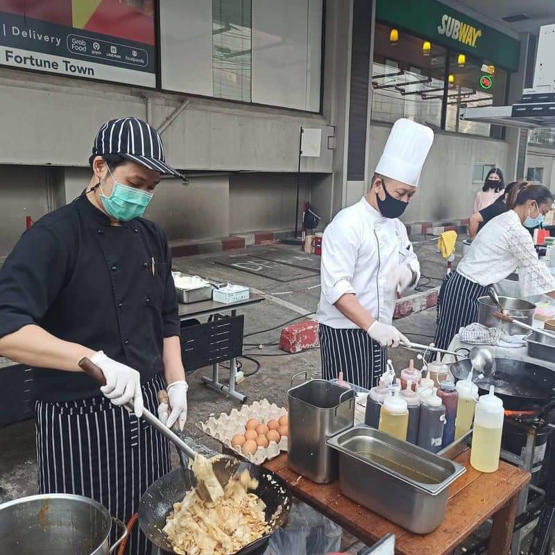 am_i_i_am_'s tweet photo. อาหาร รร.เมอร์เคียวฟอร์จูน หน้าตาน่ากินเลยนะ แล้วดูเมนูคือราคาไม่แพงด้วย ก็ต้องปรับตัวกันไปดีกว่าปิดตัว สู้ๆค่ะ https://t.co/oBZDJz5qaQ
