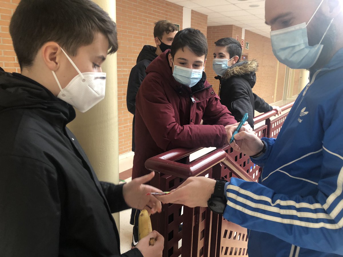 Colegio_DH's tweet photo. En Secundaria tenemos un proyecto transversal entre Biología y Educación Física para fomentar la alimentación saludable. Vamos mejorando nuestros hábitos! 🍎🍐🍌Comer bien sube nota!✌🏼😉
#alimentaciónsaludable #comesano #colegiodoroteohernández #somosDH https://t.co/KpikQYvfIf
