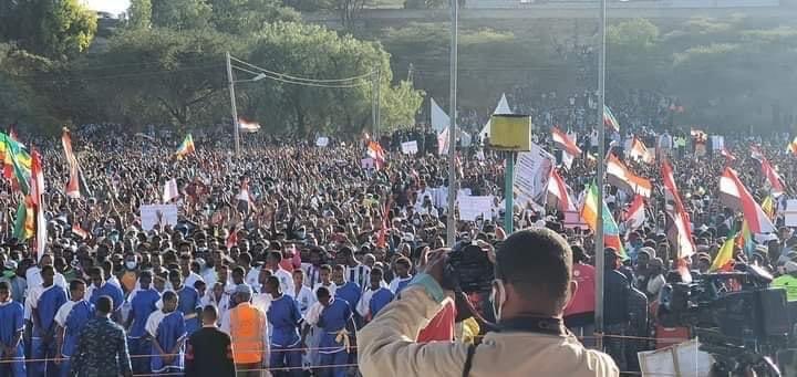 በመላው ኦሮሚያ ስለተደረገው የአብሮነት ድጋፍ ከልብ አመሰግናለሁ። በየደረጃው ያለን የህዝብ አገልጋዮች ከእንደዚህ አይነት ድጋፍ የምንማረው እና መገንዘብ ያለብን ሀላፊነታችንን በአግባቡ እንድንወጣ የህዝብ ጥሪና አደራ እንዳለብን ሊሆን ይገባል።