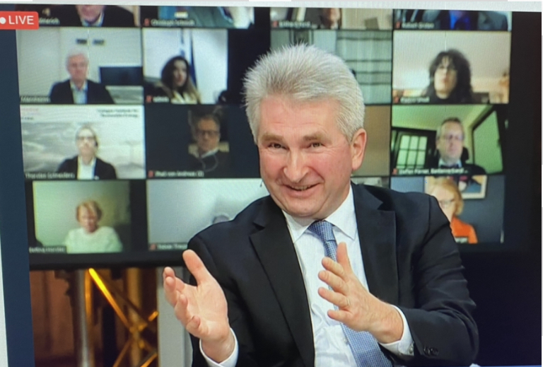 nrw_wv's tweet photo. #Jahreswirtschaftsempfang 2021  #NRW: Wirtschaftsminister Pinkwart lobt  #Papierindustrie als besonders innovativ. „ #Modellfabrik  #Papier in  #Düren zur Grundlagenforschung für eine CO2-freie  #Papierherstellung ist genau der richtige Weg!“. https://t.co/BSG5987vgo