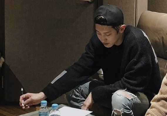 pcysarchive's tweet photo. when chanyeol is focused working on his music https://t.co/PYrYCfPFRk
