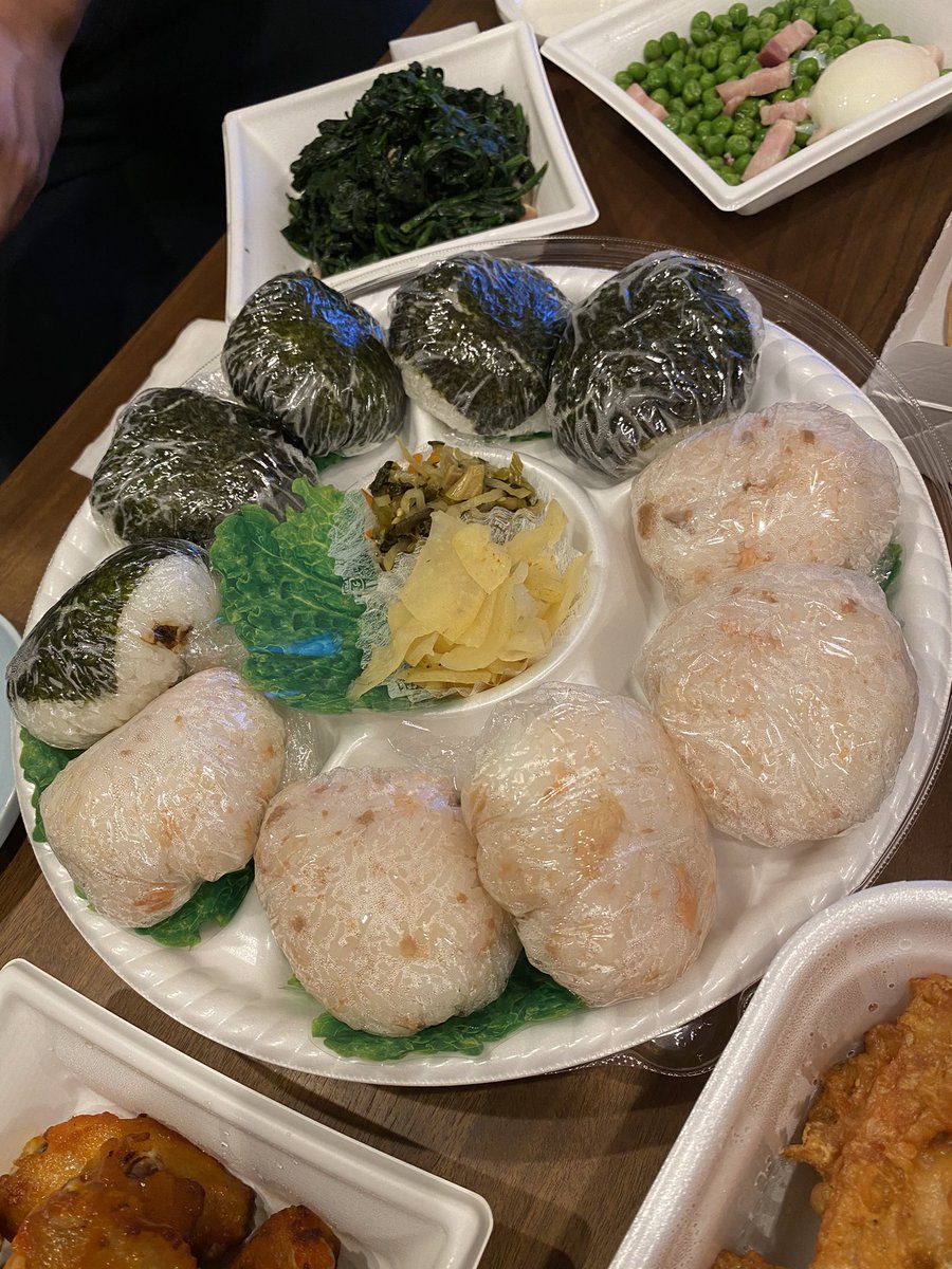 ノブリーヌ 先週末に 外食産業を応援しようの会を開催しました サイゼリヤのテイクアウトと ほっともっとのおにぎりプレートとかつやの1キロ唐揚げ そして ドンキで買ったパリピ酒 青豆の温サラダ大好き おにぎりプレートかわいいって言う意見