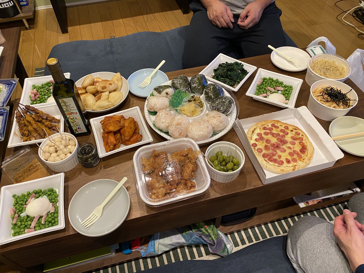 ノブリーヌ 先週末に 外食産業を応援しようの会を開催しました サイゼリヤのテイクアウトと ほっともっとのおにぎりプレートとかつやの1キロ唐揚げ そして ドンキで買ったパリピ酒 青豆の温サラダ大好き おにぎりプレートかわいいって言う意見