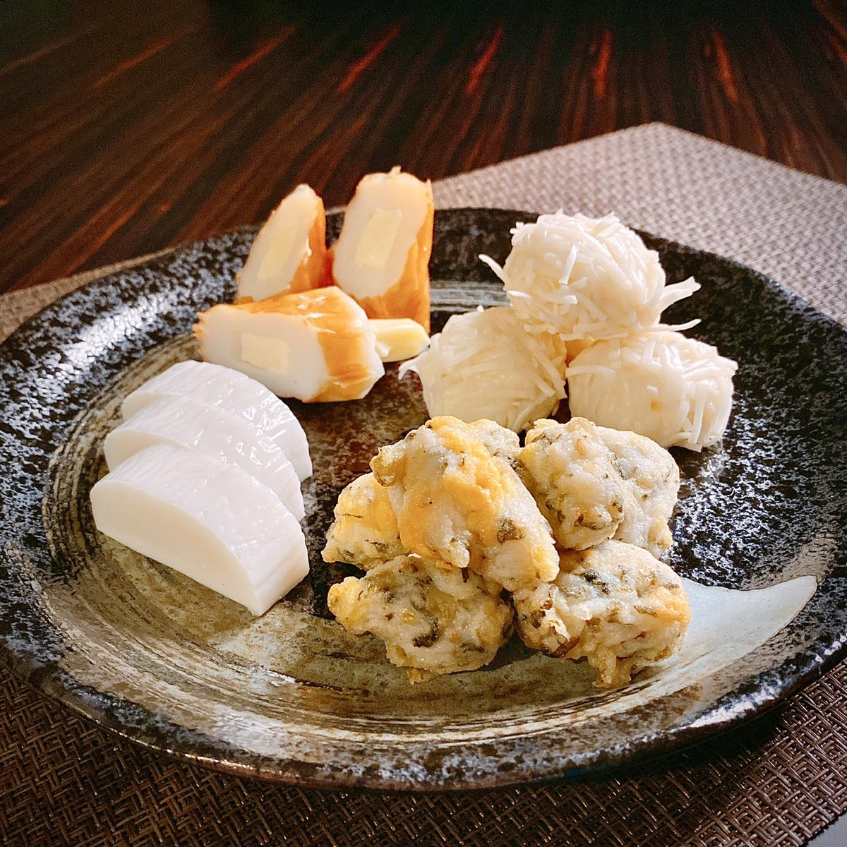 ドライブスルー販売商品紹介　その２

大川の老舗、志岐蒲鉾本店より
・おでんセット(700円)
・贅沢おつまみセット(1000円)

みんな志岐蒲鉾の練り物がワンランク上の味わいだってことは知ってると思うけど、その中でも今回は特にお酒にぴったりな二品を出品いただきます！

お酒が止まらない予感(^o^)