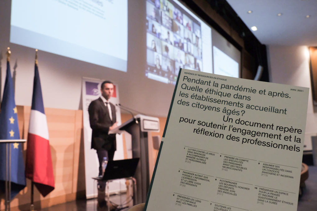 #Communiqué | Remise et présentation du document-repère éthique élaboré par <a href="/FGzil/">Fabrice Gzil</a>

👉 Celui-ci répond à de véritables dilemmes &amp; souffrances auxquels sont confrontés chaque jour les professionnels du grand âge. Nous devons les écouter et les accompagner.

solidarites-sante.gouv.fr/actualites/pre…