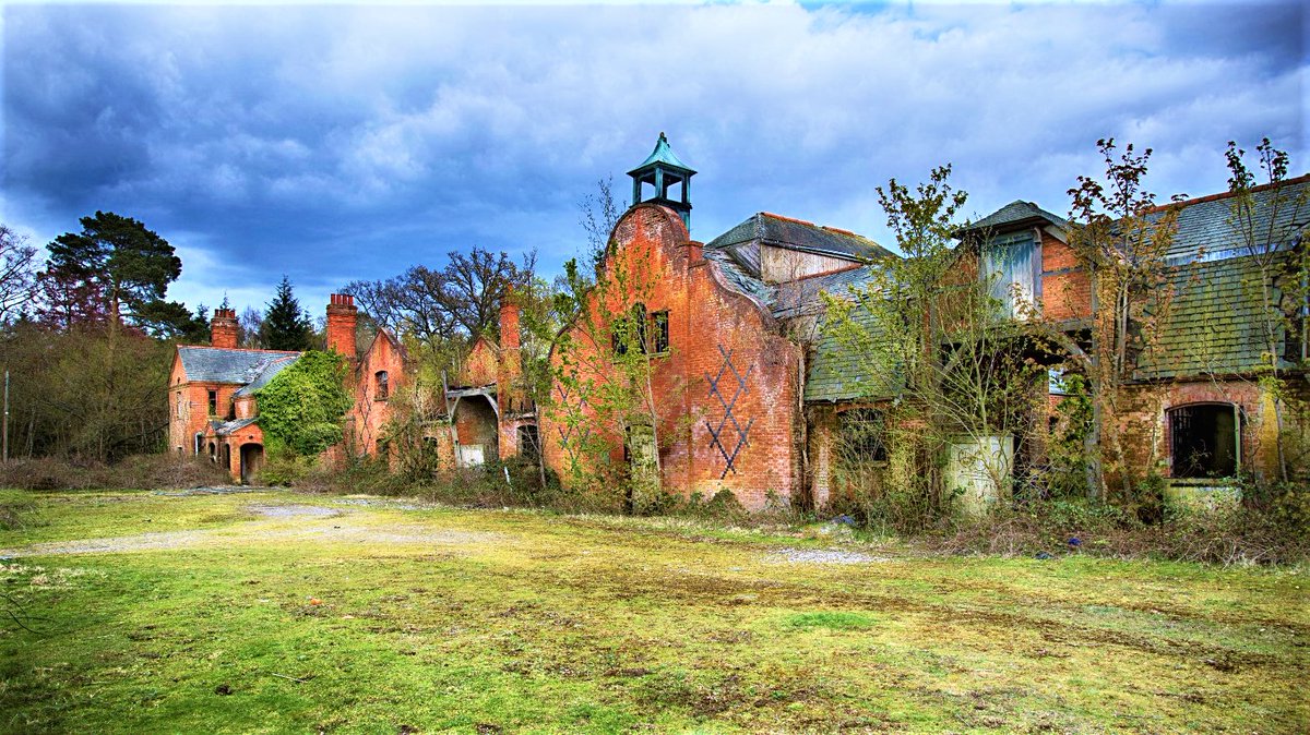 📢Hot off the Press💪Swift and decisive intervention from @SAVEBrit thwarts demolition of unlisted model Edwardian farm near Farnborough in Hampshire ♻️ We are now seeking to list the farm and seek alternative uses➡️bit.ly/3tj7D7B
📸Darren Buckland