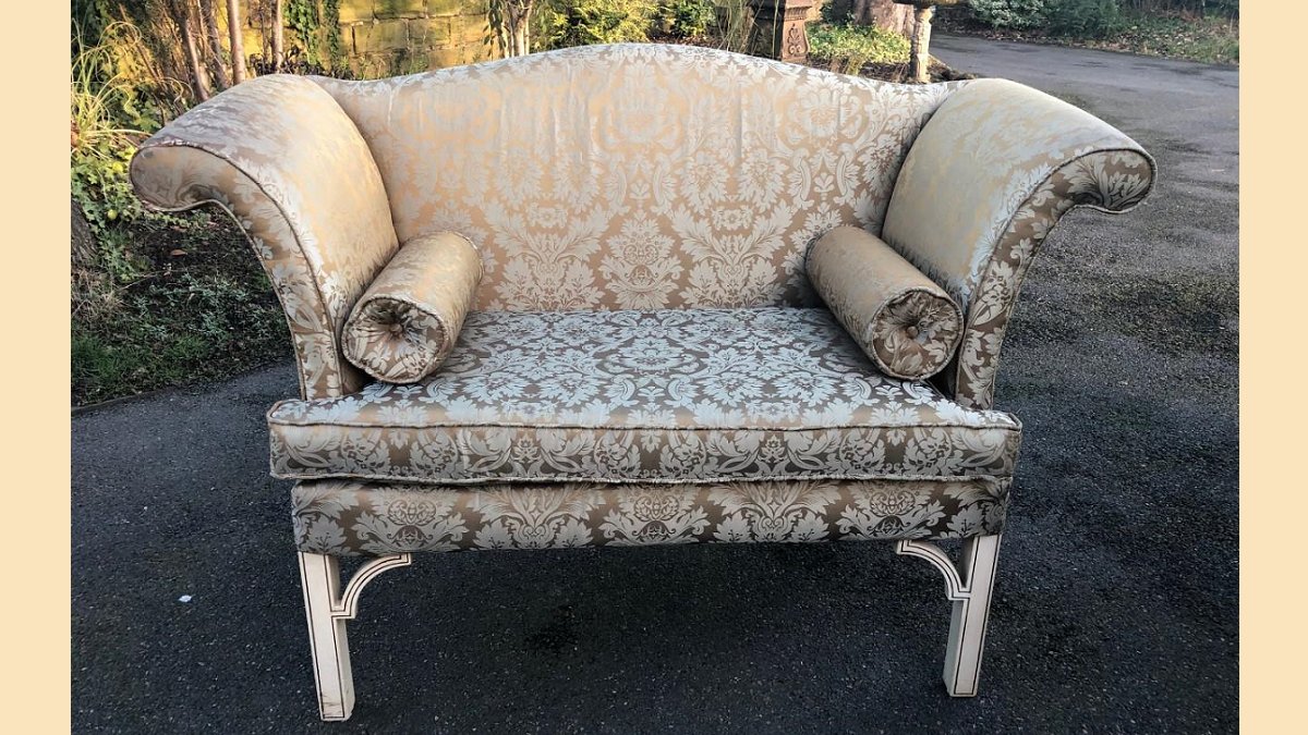 loveantiques's tweet photo. With #love in the air &amp; Valentine's day fast approaching, where will you be cuddling up on the big day? This #Antique English Small Upholstered #Sofa/Cuddle Chair is for sale from Town House Traders: https://t.co/yu7347O9dg
#cuddlechair #ValentinesDay #LoveIsInTheAir #interiors https://t.co/pEpt5OVAFc