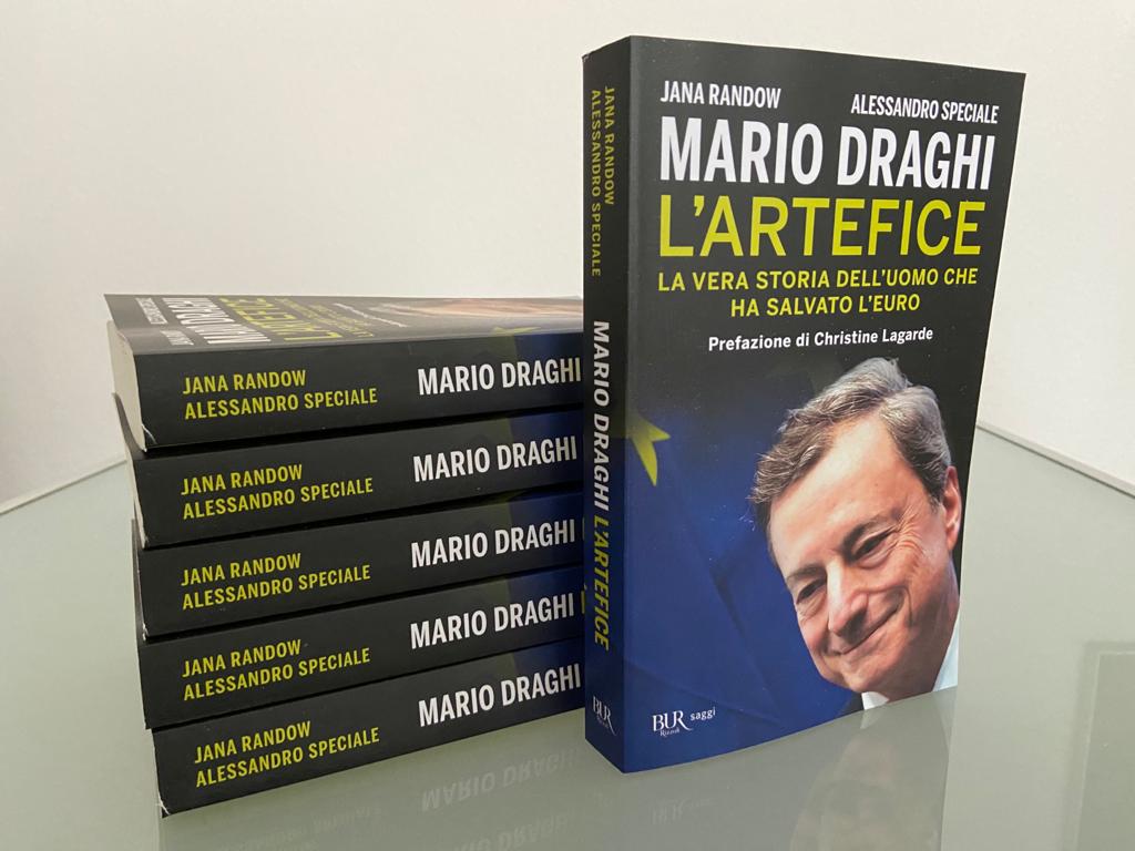 Fresco di stampa, 'L'artefice' in edizione tascabile @RizzoliLibri arriva oggi in libreria. @jrandow e io raccontiamo, sulla base di decine di interviste, gli anni in BCE di Mario Draghi, e non solo. Ora chi puo' dire che l'editoria non sa stare al passo con l'attualità?