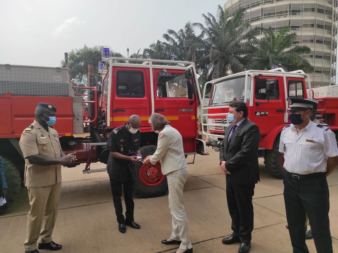 🇫🇷🇹🇬 Coopération France-Togo

🧑🏿‍🚒Cérémonie de remise de dons au Centre de Secours Principal de #Lomé

▶️mise à disposition de 2 camions citernes🚒 contre les feux de forêts par <a href="/SDIS88/">Sapeurs-Pompiers des Vosges 88</a> et <a href="/sdis68/">SDIS 68 - Haut-Rhin</a> 
▶️financement du transport par <a href="/CoopSecuDefense/">DCSD🇫🇷</a> 

#ProtectionCivile <a href="/FranceauTogo/">La France au Togo 🇫🇷🇹🇬</a>