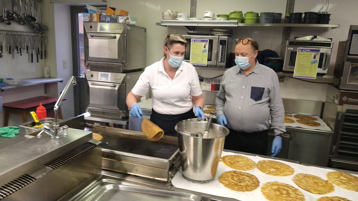 FocusWTV's tweet photo. 🥞🥞🥞Pannenkoeken voor zwaar getroffen WZC in #Merkem #Coronavirus #FocusWTV https://t.co/dvdwBQuiRY https://t.co/PS5fpw4ViV
