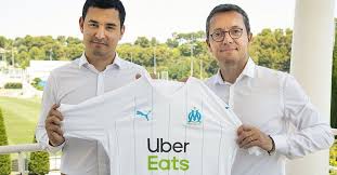 Dans la foulée, il conclut un contrat de sponsoring avec Uber Eats, en installant au centre du maillot un énorme logo...vert