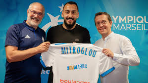 JHE hype tout un peuple sur l’arrivée d’un Grantatakan, on parle de Diego Costa ect... lors d’un panic Buy d’anthologie, le président olympien fera venir... Mitroglou (qui sera payé plus de 400k par saison)