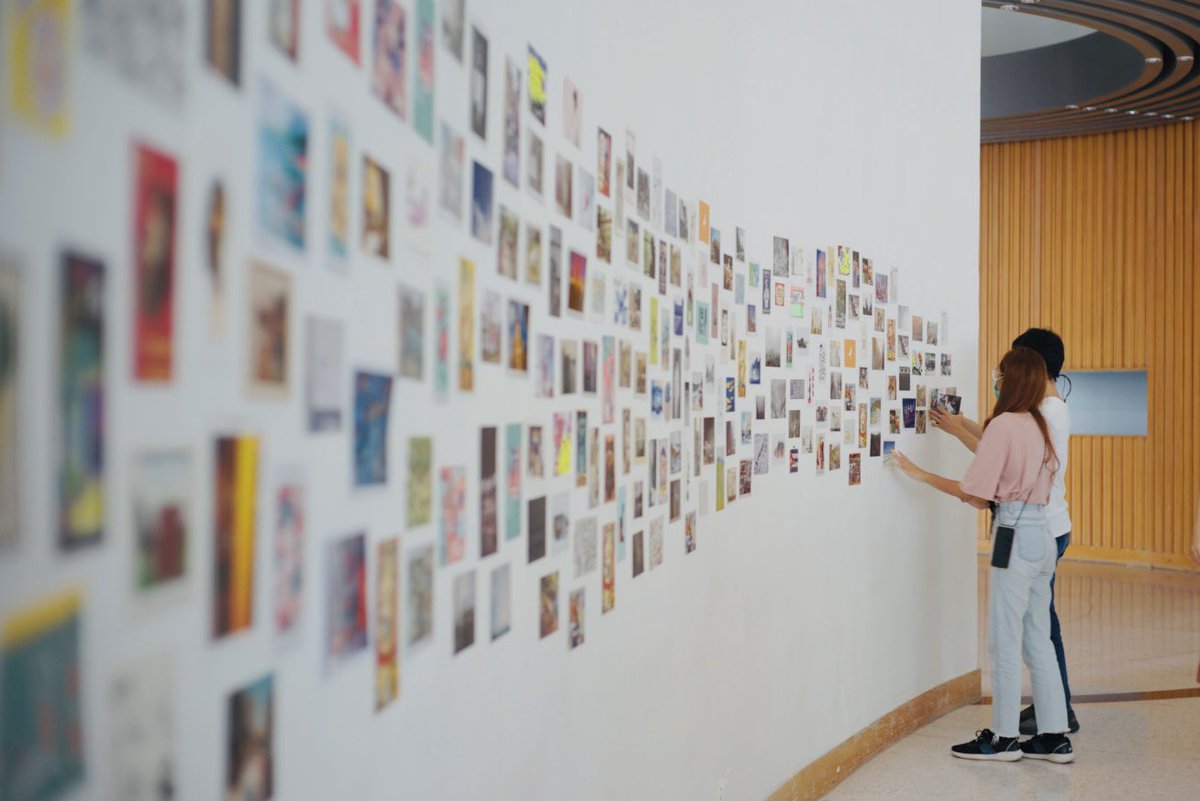 onedaygooddy's tweet photo. นิทรรศการ POSTCARD FROM A STRANGER เปิดให้ชมและแลกโปสการ์ดเขียนให้กำลังใจกันแล้วนะ! เราถือโปสการ์ดไปที่งานนี้แล้วเอาไปแลกกับใบที่ติดอยู่บนผนังได้เลย ทุกใบบนผนังจะมีข้อความให้กำลังใจคนแปลกหน้าอยู่ฮะ / งานจัดที่ bacc ชั้น 5 วันนี้ถึง 28 กุมภาพันธ์ https://t.co/XMQ9KH8CxV