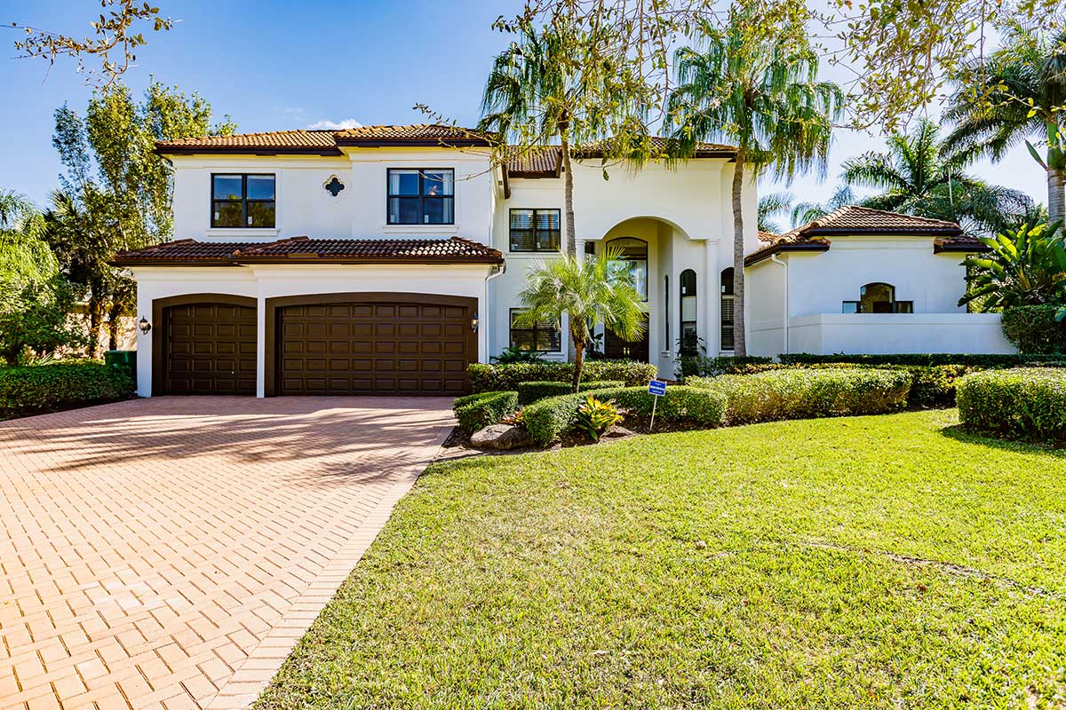 RaquelColp's tweet image. New for Sale: Waterfront home on half acre lot. Lushly landscaped and ready to move in - mailchi.mp/axispremierere…