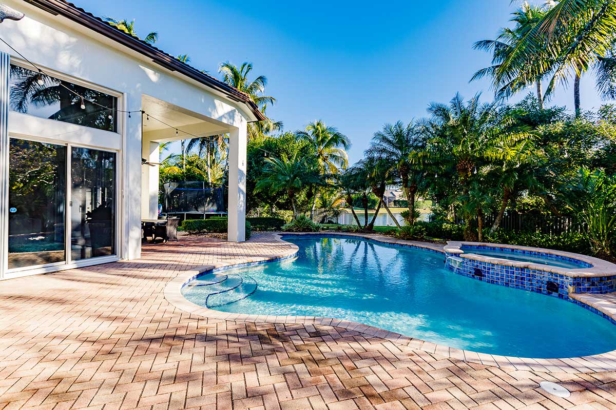 RaquelColp's tweet image. New for Sale: Waterfront home on half acre lot. Lushly landscaped and ready to move in - mailchi.mp/axispremierere…