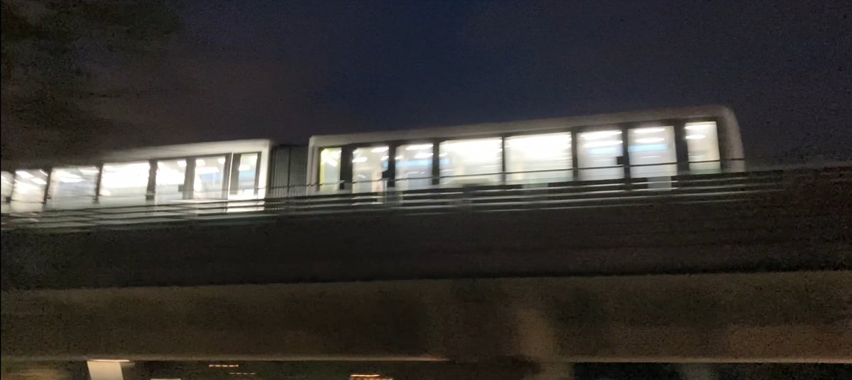 EricCazeaux's tweet photo. 👏 Succès : 1er roulage à pleine vitesse du métro automatique Cityval de @SiemensMobility sur la future ligne b du métro de #Rennes. A + de 70 km/h. Une étoile filante dans la nuit ! Bravo #TeamsSiemens. @OuestFrance  @metropolerennes @VRTmag @SvenPusswald https://t.co/DbLG8azatI https://t.co/7FtgfQzaJ2